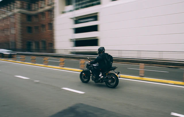 Motociclista en vía urbana con rastreo GPS